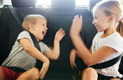 S dítětem v autě: Pozornost řidiče rozptylují hlavně ty nejmenší. V létě riziko nehody stoupá