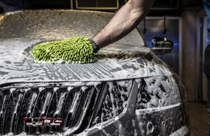 Jak správně umýt auto: Zapomeňte na kýbl s houbou