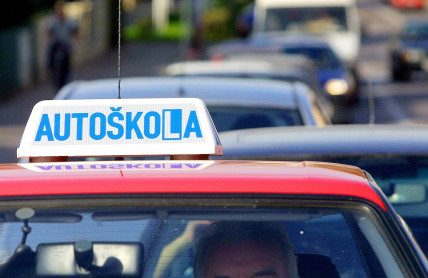 Autoškoly podražily, přesto mají v létě plno