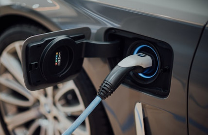 Zpomalí vysoké účty za energie nástup elektromobilů? U západních sousedů už vidí první negativní dopady