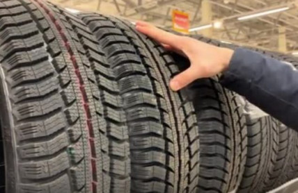 Zimní, nebo celoroční pneumatiky? Záleží na více faktorech. Vypátrali jsme, jak vybrat ty správné a neprohloupit