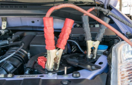 Časté nevědomé chyby při startování vozu na kabely: Je vysoké riziko, že omylem vypálíte auto své i svého zachránce