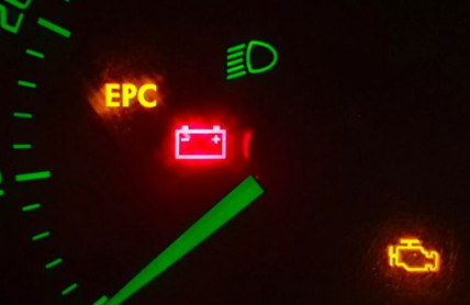 Dešifrace kontrolek v autě: Které symboly a barvy lze přehlížet a jaké značí kritický problém