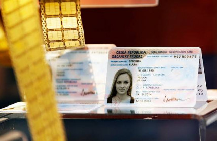 Občanka i řidičáky se přesunou do mobilů. Bartoš chce eDokladovku spustit za rok 