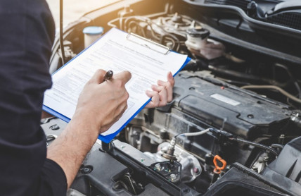 Než vyrazíte do autobazaru: Jak prověřit auto na dálku a zkontrolovat (nejen) stav najetých kilometrů?