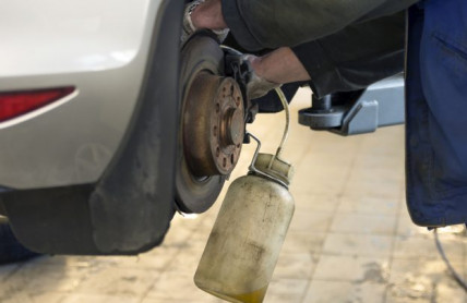 Zapomenout na interval výměny brzdové kapaliny se nevyplatí. Auto přestane brzdit za jízdy