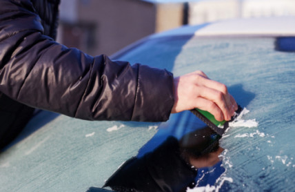 Škrabka, teplá voda nebo deka: Jak rychle a pohodlně odmrazit skla na autě