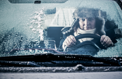 Auto v zimě: Teplý interiér neznamená teplý motor, volnoběh nezahřeje
