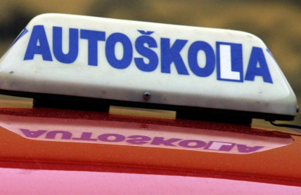 10 věcí, které vás v autoškole nenaučí: Předjíždět, brzdit a vyměnit žárovky