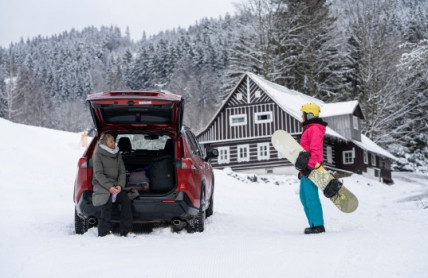 Lyže a snowboard v autě? Pozor na pokuty a bezpečnost