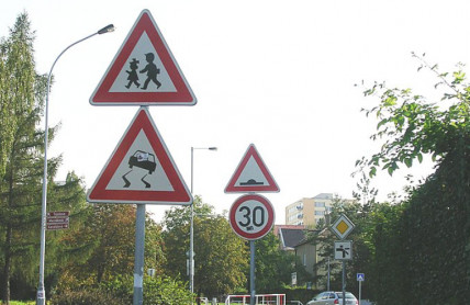 Řidiče mate les značek na silnicích. Pomoci by mohly nové zóny