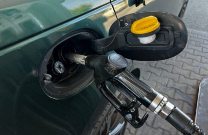 Tankování plné nádrže až po hrdlo je řidičský přešlap. Vede ke snížení výkonu