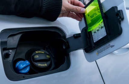 Pod víčkem nádrže je důležitá informační samolepka. Význam kódů B7, B10, XTL, E5, E10, E85 a oktanových čísel