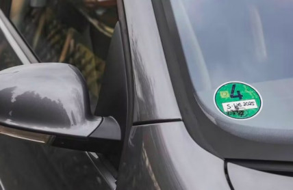 Auta z Německa mívají na skle zelenou nálepku. Nemá smysl si ji tam nechat, i když bez ní hrozí pokuta 2 200 Kč