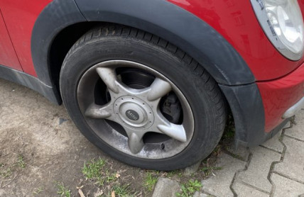 Tráva tam neroste, přesto je to trávník. Za parkování na zeleni hrozí pokuta až 75 000 Kč