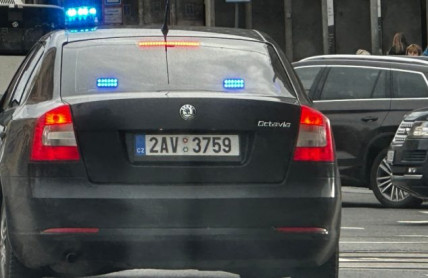 Občas v autě děláme zakázané věci. I když za ně hrozí 2 body a 2 000 korun pokuty
