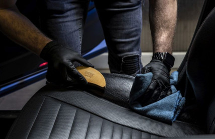 Jak správně umýt auto po zimě: Poradíme, jak pečovat o interiér