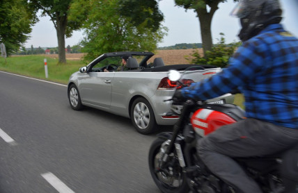 Motorkáři vyjeli. Udělejte jim místo, ne vždy chtějí jet rychle. A pozor na blinkry