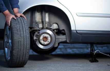 Prohazování mezi nápravami se vyplatí aneb Šest zaručených rad, jak pneumatikám prodloužit život