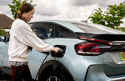 Co se chystá pro motoristy: autoškola na elektromobil a řidičák v mobilu 