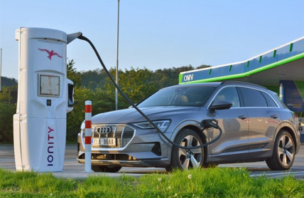 Analýza leasingovky: v ČR vyjde provoz elektromobilu dráž než auto na benzin 