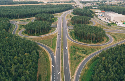 Jak jezdit plynule? Roli hraje blinkr, brzdy i řidičův odhad