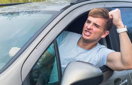 Agresorů za volantem přibývá. Myškaře i vybržďovače má uklidnit nová kampaň