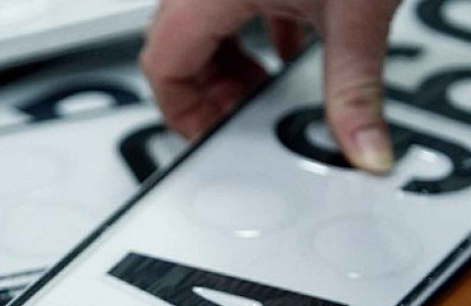 Zaplatíš, nebo jdeš pěšky. Hrozba odebrání SPZ funguje, celníci vybrali milion