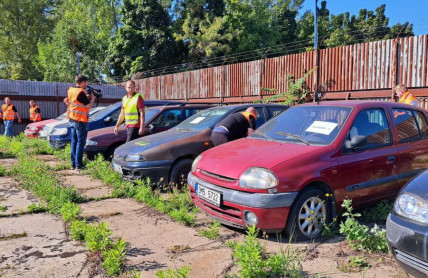 Odtažená auta si v aukci může koupit každý. Ale vyplatí se to?