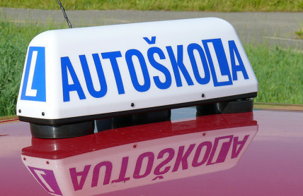 Na co jezdí autoškoly? Dominují vozy spalující benzin a naftu, na LPG je osmina aut. Co elektromobily?