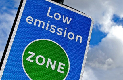 Přehled povinných nálepek na cesty po Evropě: Kdo je nebude na autě mít, riskuje mastnou pokutu