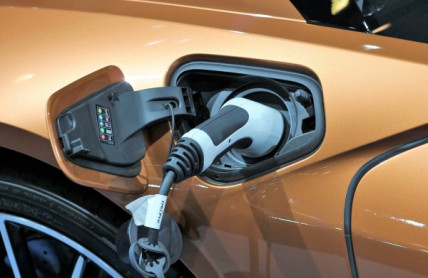 Nabíjíte doma elektromobil? Víte, že můžete čerpat dotaci a máte nárok na speciální tarif od dodavatele elektřiny?