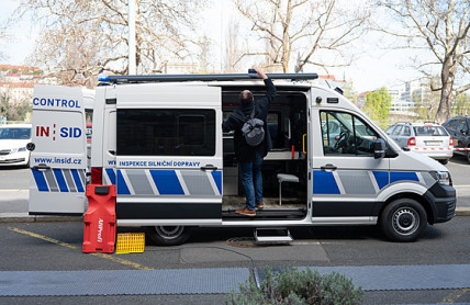 Kamionová policie bude kontrolovat tachografy na dálku, může zabavovat SPZ