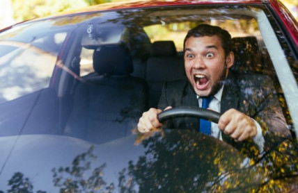 Mladí řidiči v Česku: Auto za úspory, pojištění s pomocí rodičů