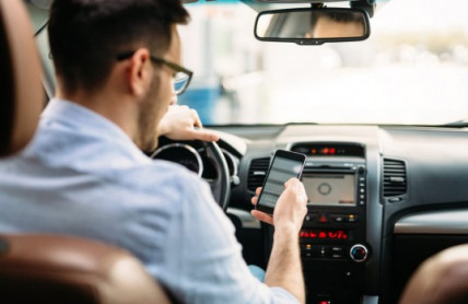 Mobil na dovolené: Jak se vyhnout potížím a zbytečným výdajům