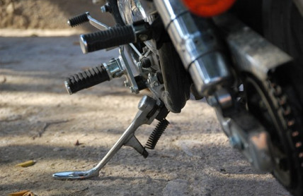 Motorky v koloně zákon neřeší. Jak projet a nedostat se do potíží? 