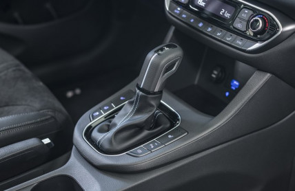 Lidé už nechtějí manuální převodovky. Vyhovují hlavně jedné skupině řidičů