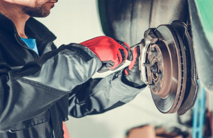 Auto brzdí hůř než dřív. Může za to kapalina nebo opotřebení 