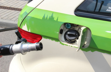CNG se stále vyplatí. V dominantní síti plnicích stanic lze ve srovnání s litrem benzínu ušetřit skoro 8 Kč