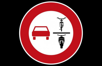 Poznáváte tuto dopravní značku? Pro většinu motoristů je záhadou