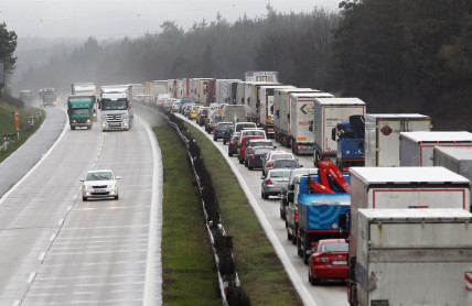 Pokuta 2000 korun za 20 sekund v levém pruhu. Pozor na nové pravidlo na dálnicích