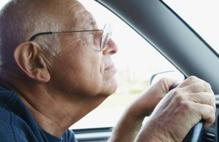 České silnice brázdí přes 1,5 milionu seniorů. Věková hranice povinných prohlídek se posune