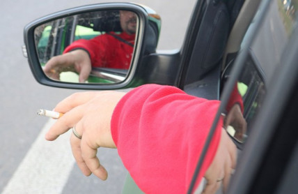 Kouříte v autě a vyhazujete nedopalky z okna? I v Česku vás to může vyjít draho!