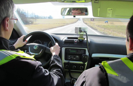 Za 3 hodiny až 500 přestupků. Policisté za rychlost už auta nezastavují, ale rovnou posílají pokuty