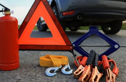 Zkontrolujte si povinnou výbavu. Policie ji teď hlídá a rozdává pokuty ve velkém