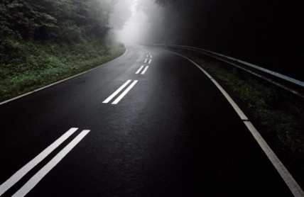 Dvojitá přerušovaná čára na silnici: Co znamená a je tu dovoleno předjíždět?