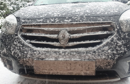 Sníh na SPZ rozhodně není omluva. I nevinné přehlédnutí může skončit zákazem řízení