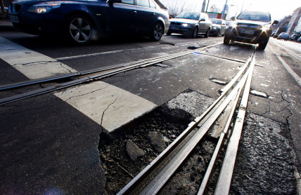 Poškodili jste si auto o nerovnost na silnici? Poradíme, jak se dostat k penězům za opravu