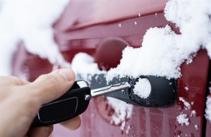 Jak na zamrzlý zámek, víčko nádrže a kliky v autě: S teplou vodou opatrně!