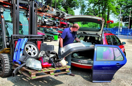 Nový strašák ojetin. Některé díly na starší auta zdražují